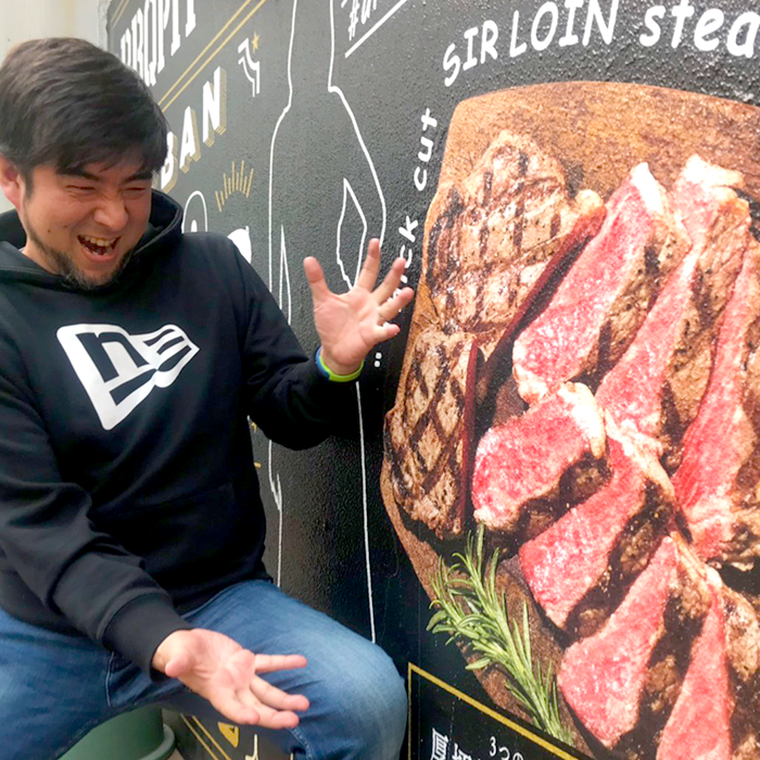 ステーキに興奮する三村ロンド